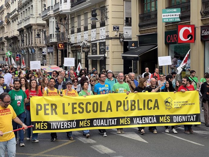 Manifestación en València convocada por la Plataforma per l'Ensenyament Públic.