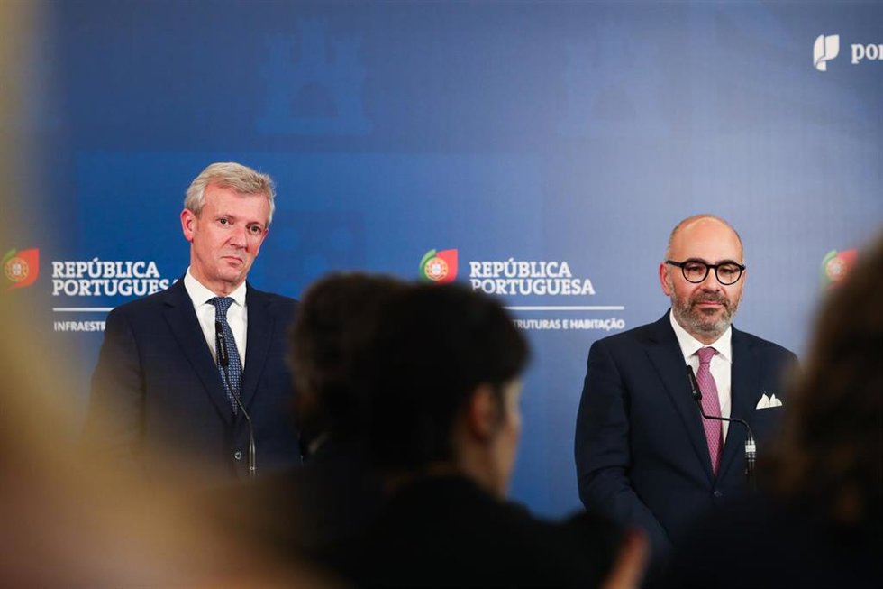 El presidente de la Xunta, Alfonso Rueda, se reúne con el ministro portugués de Infraestructuras, Miguel Pinto.
