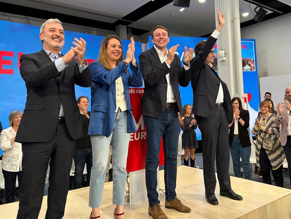 El alcalde de Barcelona, Jaume Collboni; la candidata del PSOE a las europeas número 16, Laura Ballarín; el número 3, Javi López, y el primer secretario del PSC, Salvador Illa, en el acto de inicio de campaña en la sede del PSC