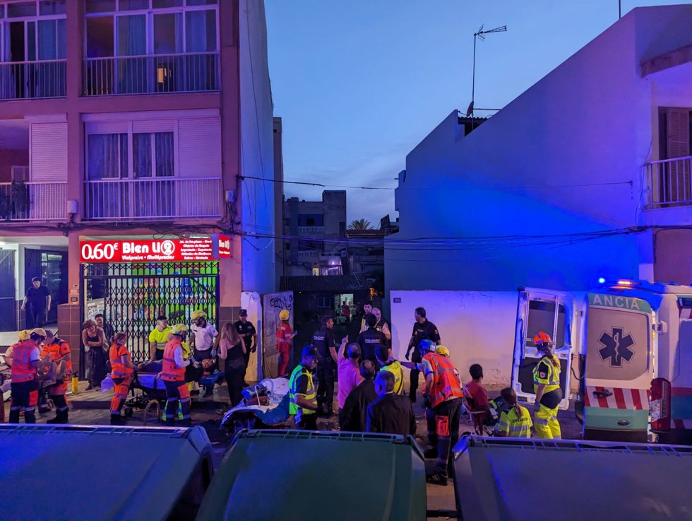 Servicios de emergencia atienden a los heridos en el lugar del derrumbe.