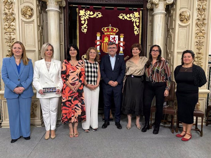 Las mujeres premiadas posan junto al subdelegado del gobierno, José Antonio Montilla.