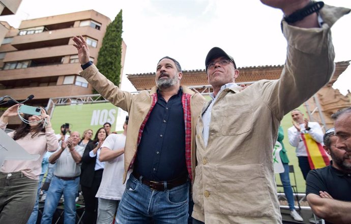 El presidente de Vox, Santiago Abascal (i), y el candidato a las elecciones europeas, Jorge Buxadé (d), durante un acto de precampaña para el 9J.