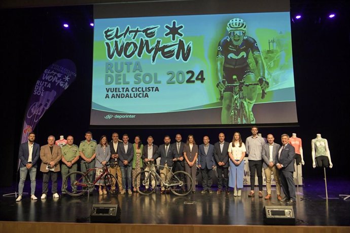 Foto de familia de la presentación de la III Vuelta Ciclista a Andalucía Elite Women.