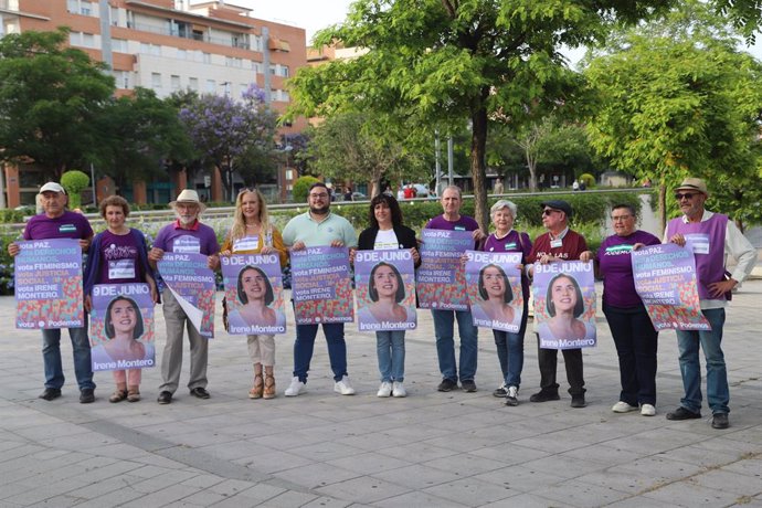 Los representantes de Podemos poisan con carteles de cara a las elecciones del 9J.