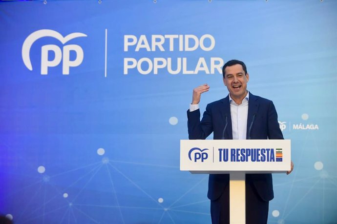 El presidente del PP andaluz y de la Junta, Juanma Moreno, este jueves en el acto de apertura de la campaña por las elecciones europeas, celebrado en Fuengirola (Málaga)