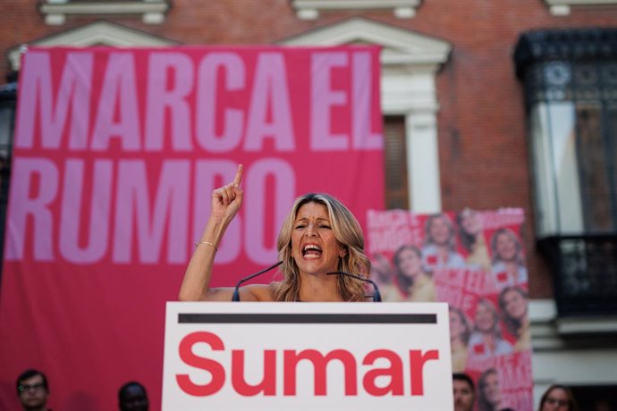 La vicepresidenta segunda del Gobierno y coordinadora general de Sumar, Yolanda Díaz, participa en el acto de inicio de campaña de Sumar, en la plaza Conde de Barajas, a 23 de mayo de 2024, en Madrid (España).