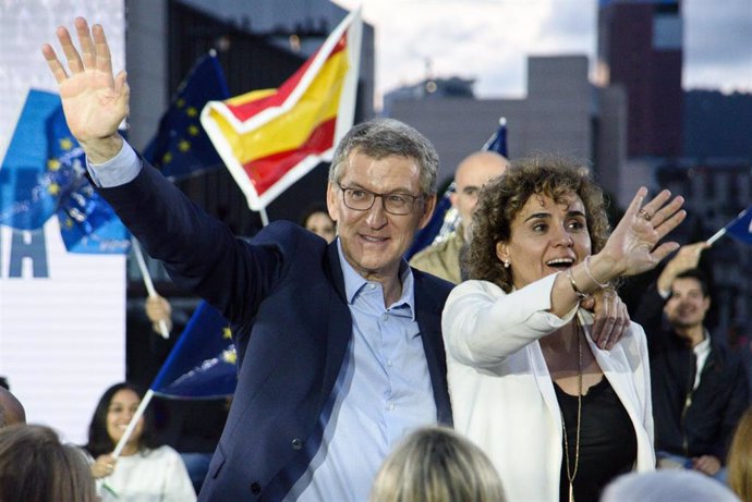 El líder del PP, Alberto Núñez Feijóo, y la candidata del PP a las europeas, Dolors Montserrat, en el acto del PP de arranque de la campaña de las europeas en la  Fuente Mágica de Montjuic (Barcelona).