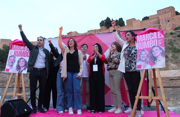 Un momento del acto de inicio de campaña de las elecciones europeas por parte de Sumar con el diputado en el Congreso y coordinador andaluz de IU, Toni Valero; y la candidata Eva García Sempere.