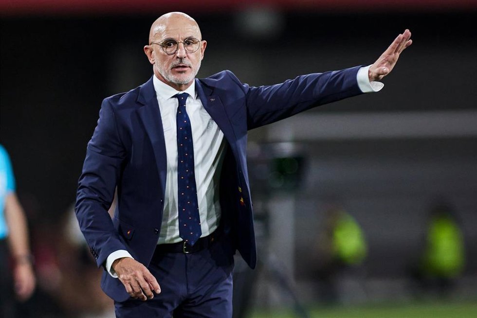 Archivo - Luis de la Fuente, head coach of Spain, gestures during the UEFA EURO 2024 European qualifier match between Spain and Scotland at La Cartuja stadium on October 12, 2023, in Sevilla, Spain.