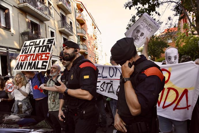 Imatge de la protesta en contra de la desfilada