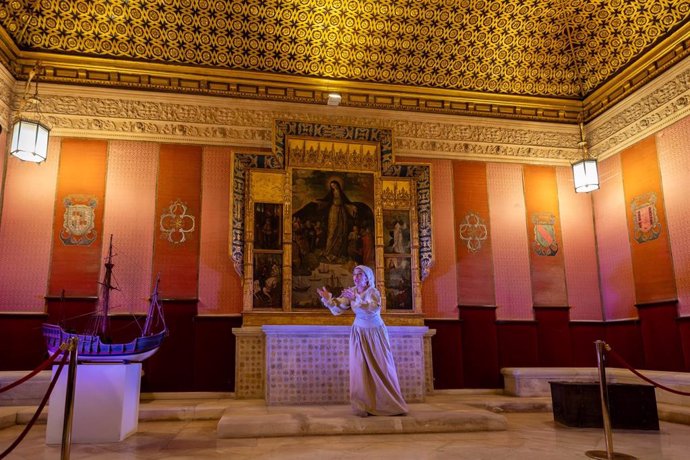 Representación teatral en el estreno de las visitas nocturnas teatralizadas en el Real Alcázar.