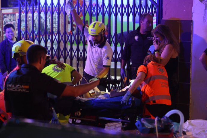 Varios servicios de emergencia evacúan a los heridos en la playa de Palma, a 24 de mayo de 2024, en Palma de Mallorca, Mallorca, Baleares (España). 