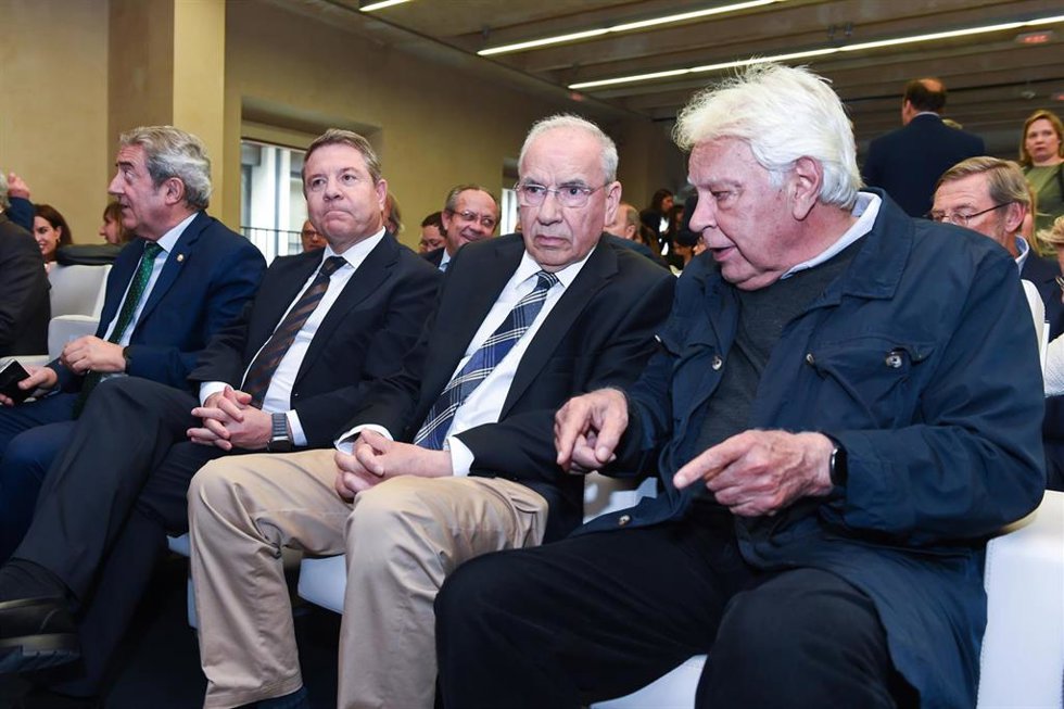 (2I-D) El presidente de Castilla-La Mancha, Emiliano García-Page; el exvicepresidente del Gobierno Alfonso Guerra y el expresidente del Gobierno Felipe González, durante la presentación del libro Una emoción política: memorias de un servicio a Aragón y
