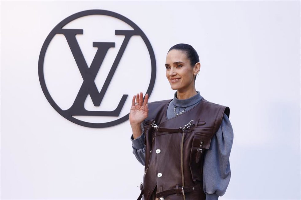 La actriz estadounidense Jennifer Connelly posa en el photocall del desfile de Louis Vuitton, en el Park Güell, a 23 de mayo de 2024, en Barcelona, Catalunya (España).