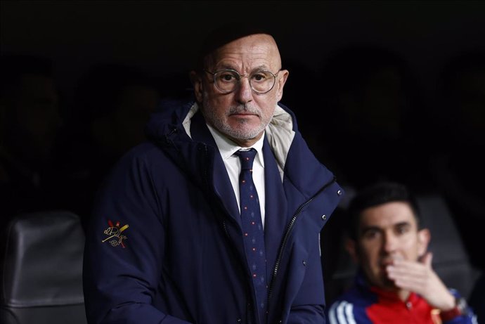 Archivo - Luis de la Fuente, head coach of Spain, looks on during the international friendly football match played between Spain and Brazil at Santiago Bernabeu stadium on March 26, 2024, in Madrid, Spain.