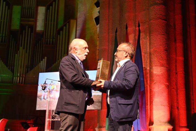 El presidente de la Diputación de Cáceres, Miguel Ángel Morales, entrega el I Premio Conchita Viera al antropólogo Francisco Echevarría