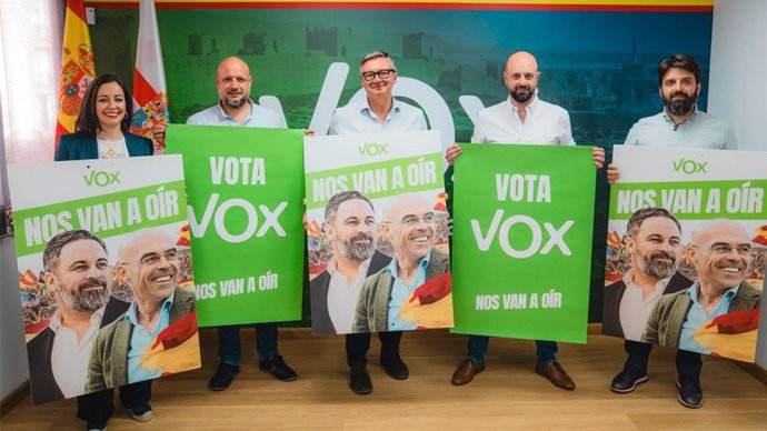 Representantes de Vox, con Manuel Gavira al frente, en el inicio de la campaña.