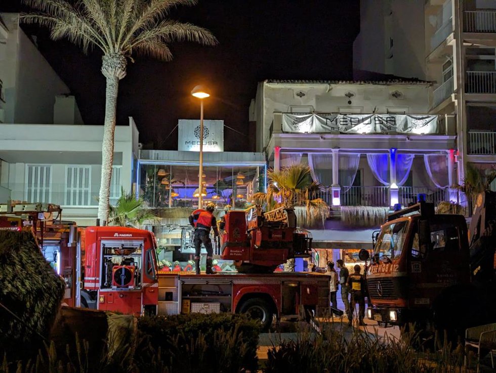 Varios servicios de emergencia evacúan a los heridos en la playa de Palma, a 24 de mayo de 2024, en Palma de Mallorca, Mallorca, Baleares (España).