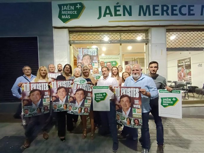 Representantes de Jaén Merece Más en el inicio de campaña.