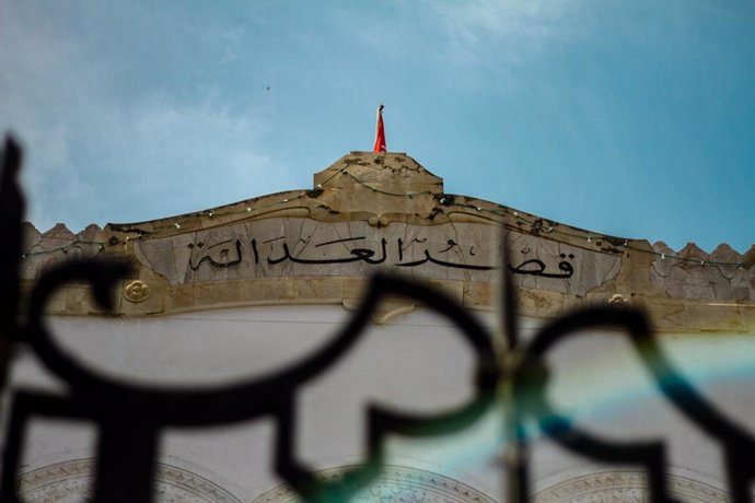 May 16, 2024: Tunis, Tunisia. 16 May 2024.  Tunisian lawyers hold a protest outside the Palace of Justice in Tunis over the arrest of two lawyers during recent police raids at the national bar association headquarters. The bar association organised the pr