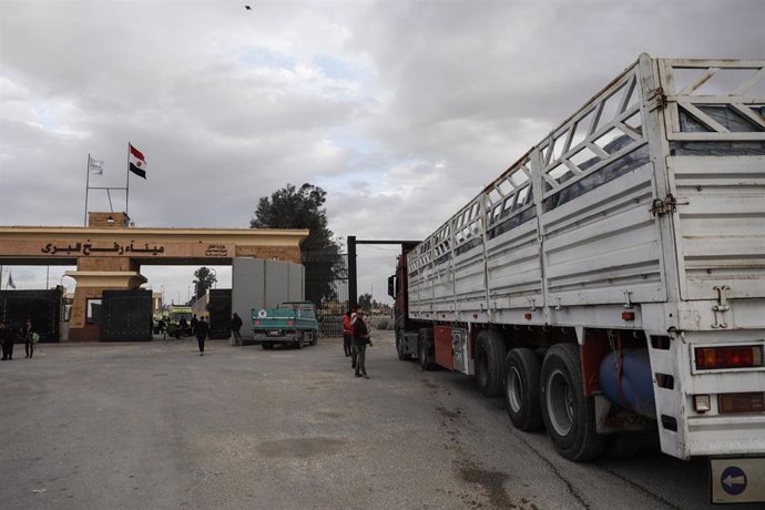 Archivo - Imagende archivo de camiones de ayuda haciendo cola para entrar en la Franja de Gaza desde el cruce fronterizo de Rafá, Egipto