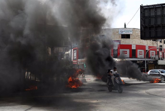 Humo como consecuencia de combates en las calles de la ciudad cisjordana de Yenín