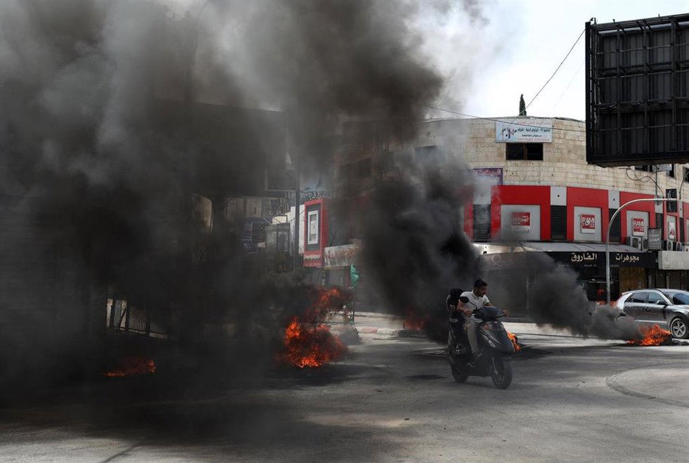 Humo como consecuencia de combates en las calles de la ciudad cisjordana de Yenín