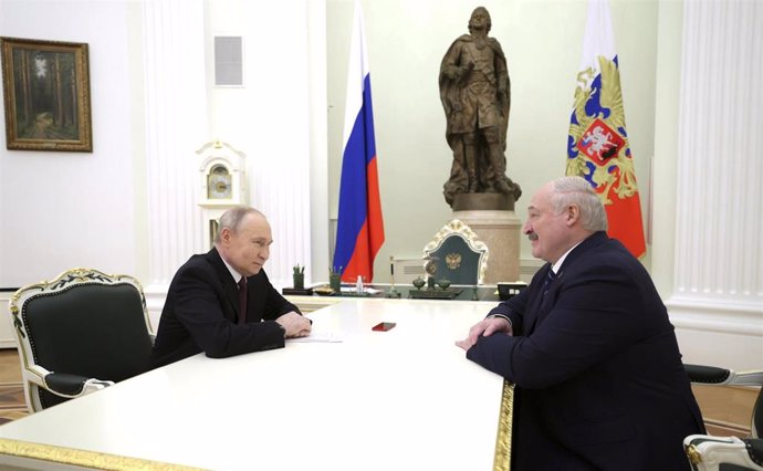 Archivo - Imagen de archivo del presidente de Rusia, Vladimir Putin (izquierda), y su homólogo bielorruso, Aleksander Lukashenko (derecha)