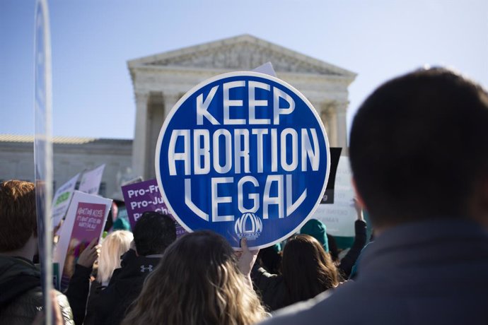Archivo - March 4, 2020, Washington, Dc, Washington, DC, USA: As the first abortion access case heard by the Trump appointed justices begins, Louisiana June Medical Services v. Russo, Center For Reproductive Rights holds a rally outside the Supreme Court