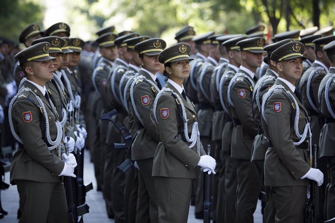 Archivo - Los Reyes presiden el desfile de Día de las Fuerzas Armadas 2023, a 3 de junio de 2023 en Granada (Andalucía, España).