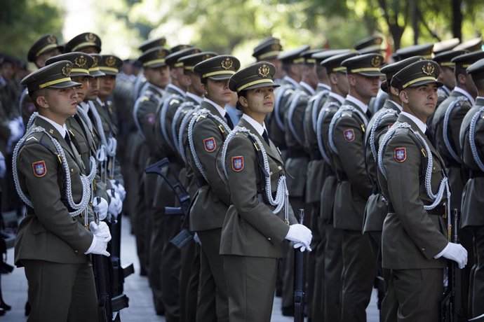 Archivo - Los Reyes presiden el desfile de Día de las Fuerzas Armadas 2023, a 3 de junio de 2023 en Granada (Andalucía, España). El Rey Felipe VI y la Reina Letizia, presiden el desfile del Día de las Fuerzas Armadas, en el que participan más 3.100 milita