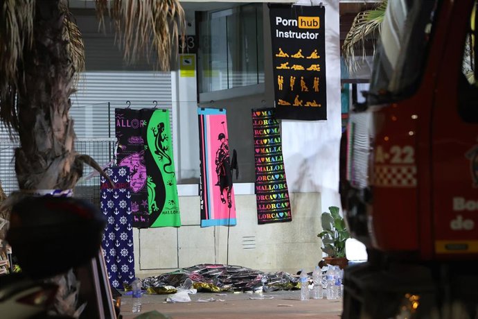 Vista de los daños de un edificio derrumbado, en la playa de Palma.