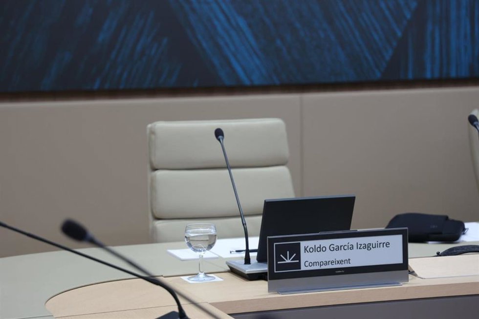 Silla vacía en la comisión del Parlament balear sobre la compra de mascarillas, con el nombre de Koldo García como compareciente.