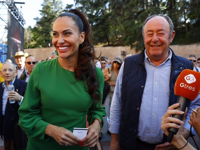 Luis Miguel Rodríguez asiste a la corrida de toros en la plaza de las Ventas acompañado por una espectacular amiga