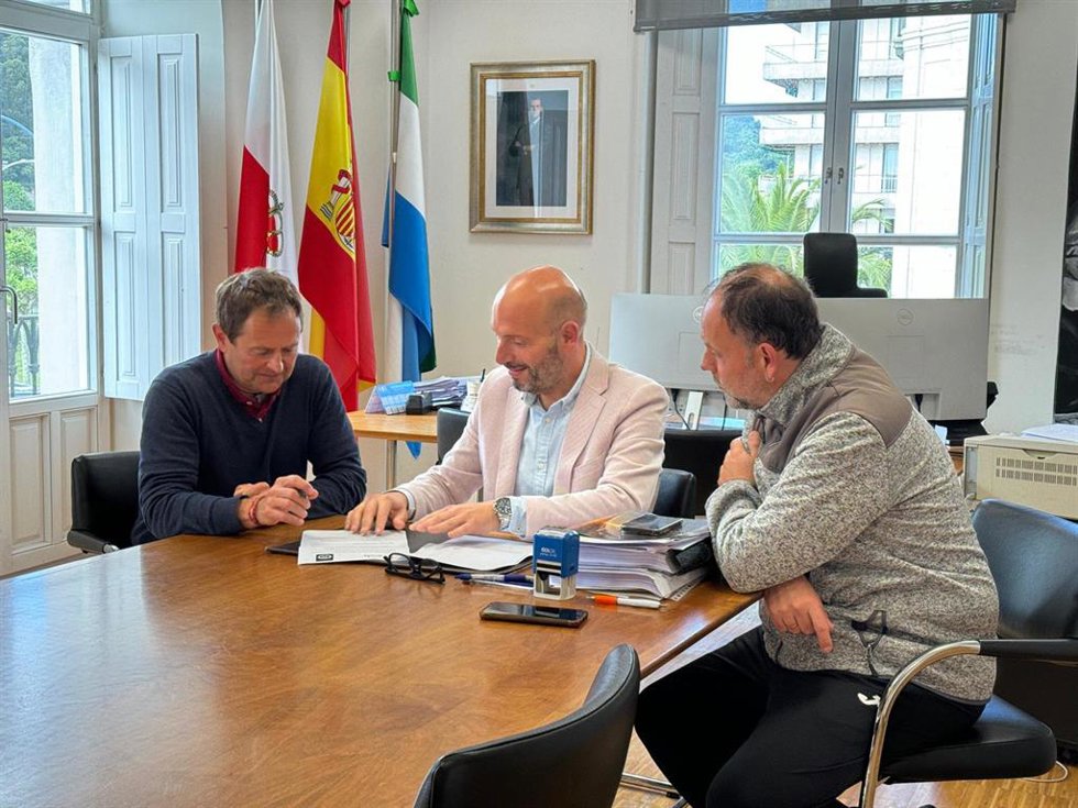 El alcalde de Laredo, Miguel González, el presidente del Laredo Remo Club, Cristóbal Alonso Carriedo, y el concejal de Deportes, Alejandro Abad