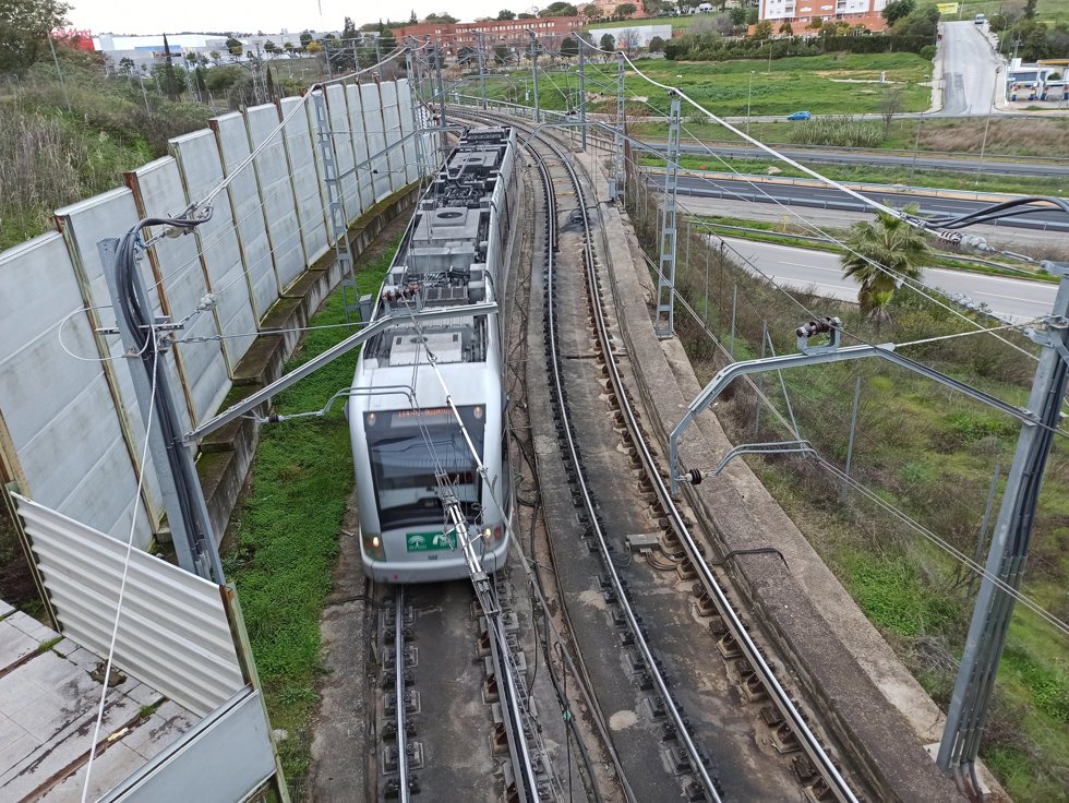 Imagen del metro en su trazado en superficie por el Aljarafe