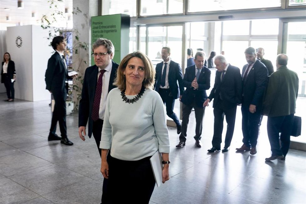 La vicepresidenta tercera y ministra para la Transición Ecológica y el Reto Demográfico, Teresa Ribera (c), a su llegada a la entrega de los Premios José Entrecanales Ibarra de Ingeniería Civil y Cooperación Internacional, en Madrid. (Foto de archivo).