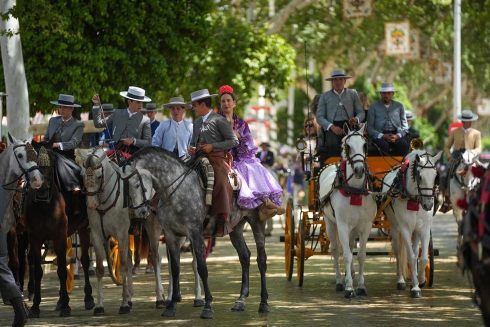 Archivo - Caballistas paseando por la feria