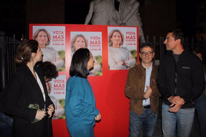 Pegada de carteles del PSOE-M por las elecciones al Parlamento Europeo del 9 de junio
