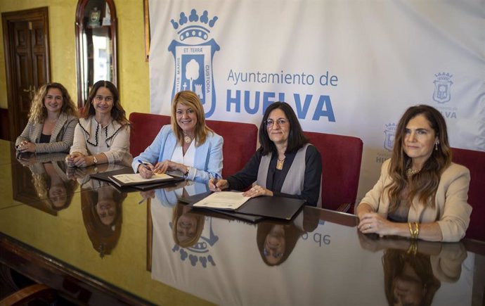 Firma del convenio entre el Ayuntamiento de Huelva y la UHU.