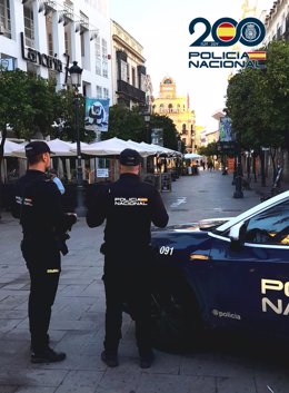 Agentes de la Policía Nacional en el centro de Jerez.