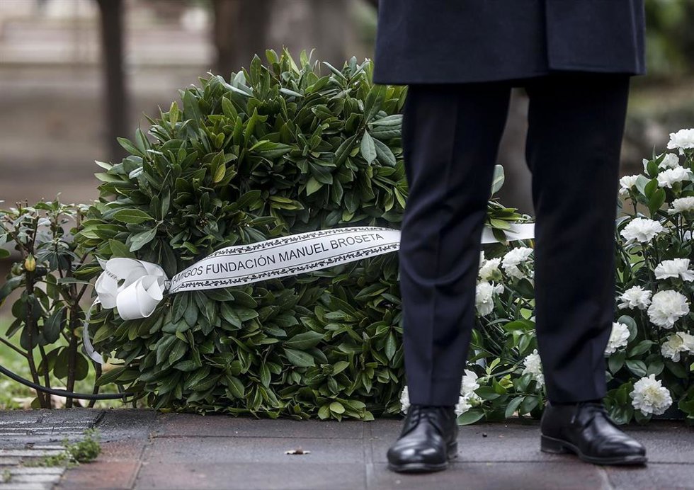 Archivo - Imagen de archivo de una corona de flores en un acto en memoria del profesor Manuel Broseta organizado con motivo del XXXII aniversario de su asesinato a manos de ETA. 
