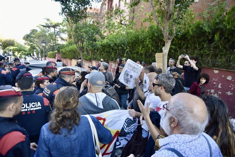 Varias personas durante una concentración contra el desfile de Louis Vuitton, en Rambla Mercedes, a 23 de mayo de 2024, en Barcelona, Catalunya (España)
