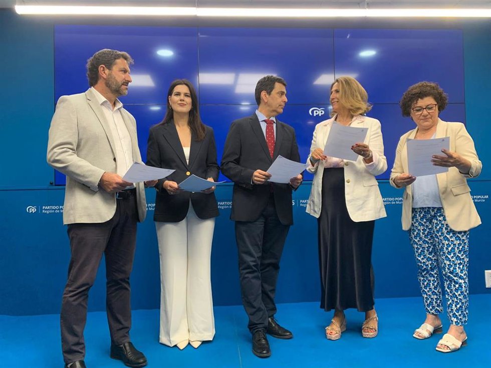 El senador por la Región de Murcia, José Ramón Díez de Revenga, en el centro, junto al resto de diputados nacionales y senadores del PPRM