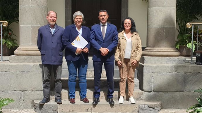 La Comisionada de Transparencia y Acceso a la Información Pública, Noelia García, se reúne con el presidente de la Fecai y del Cabildo de Lanzarote, Oswaldo Betancort