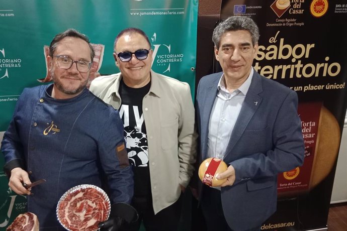 El director de la DOP Torta del Casar (izq) con Chimo Bayo, galardonado en los premios PopEye  