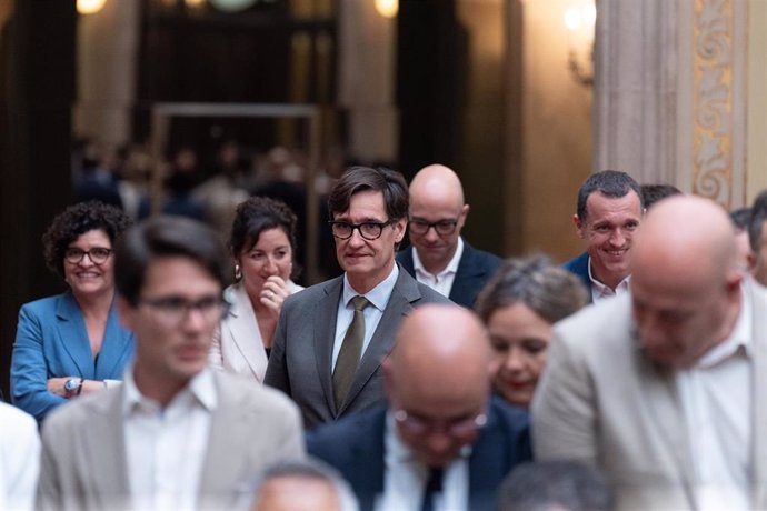 El líder del PSC, Salvador Illa (c), a su llegada a reunirse con los diputados y diputadas socialistas, en el Parlament de Catalunya, a 21 de mayo de 2024
