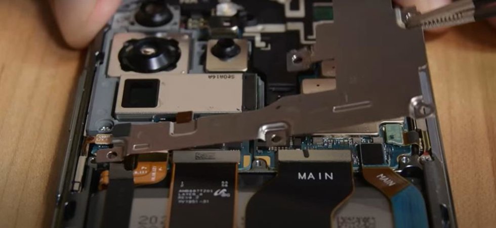 Reparación de un 'smartphone' Samsung.