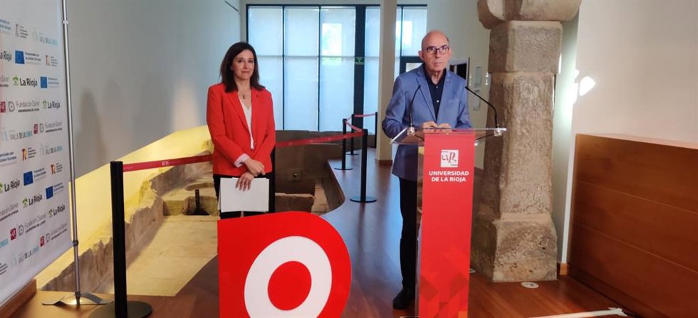 El rector de la UR, Juan Carlos Ayala, y la directora gerente de Fundación Dialnet, Elena López Tamayo, en la presentación del I Congreso 'Dialnet Global'