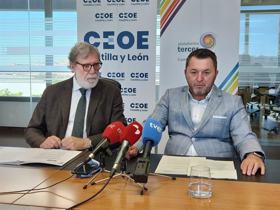 El presidente de la Plataforma del Tercer Sector de Castilla y León, Francisco José Sardón, acompañado por el Presidente de CEOE Castilla y León, Santiago Aparicio.